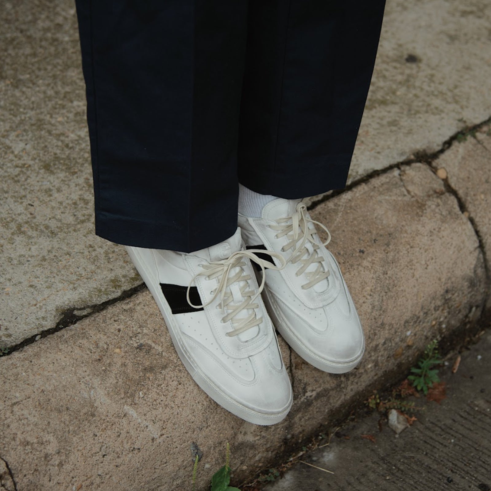 The Charlie Distressed- White/Black